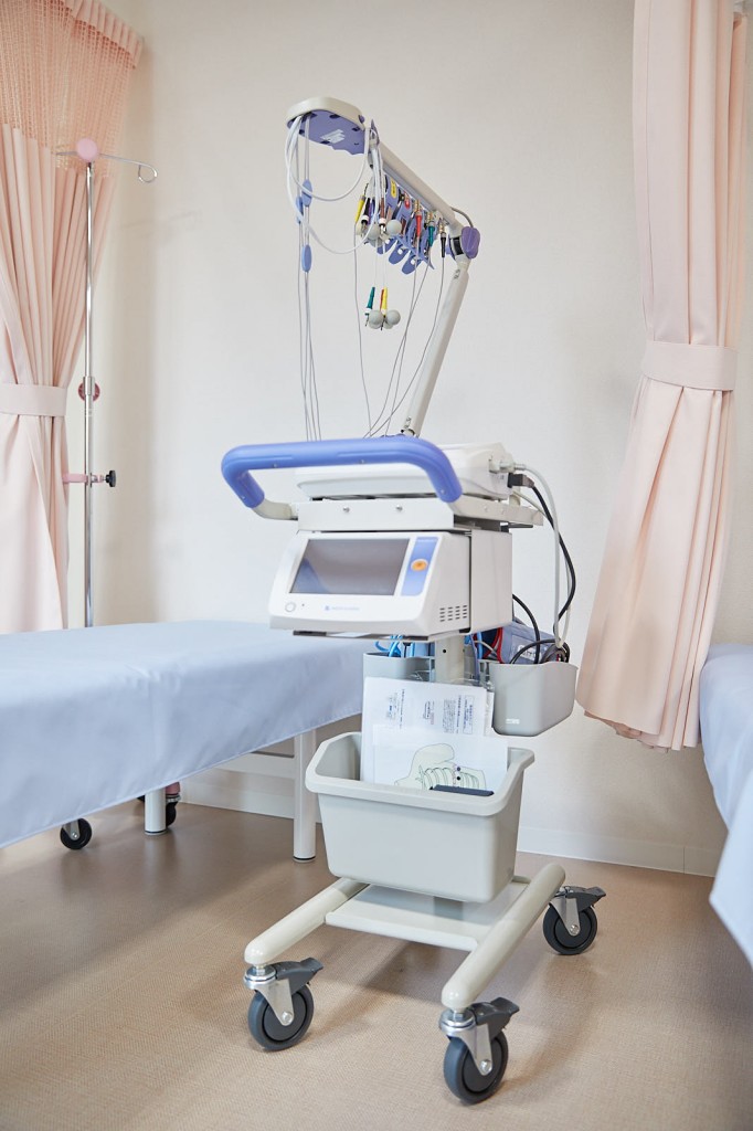 心電図とABI（足関節上腕血圧比）を測定する装置です。 結果は電子カルテに転送され、診察室で結果を確認できます。